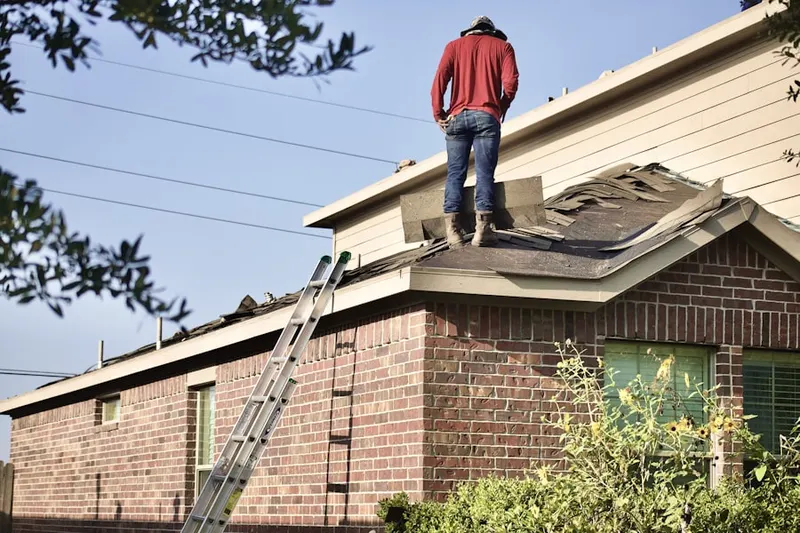 Professional roofer working on a residential roof in Servia